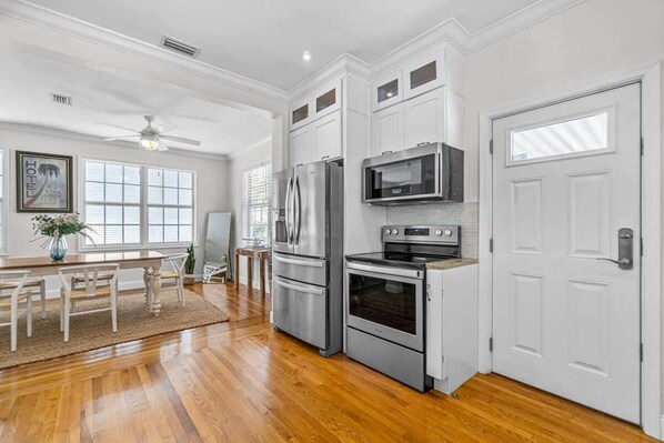 Refrigerador, microondas, horno y parrilla de estufa 