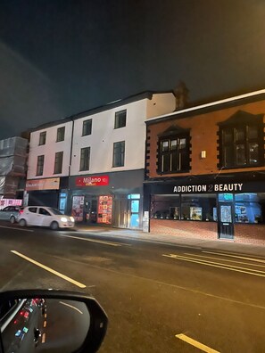 Exterior - Inviting 2-bed, Sleeps 5 (Wakefield)