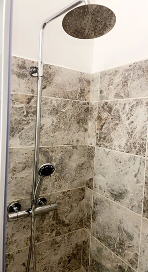 Bathroom - Inviting 2-bed, Sleeps 5 (Wakefield)