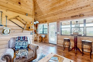 Televisión, reproductor de DVD, libros y videoteca 