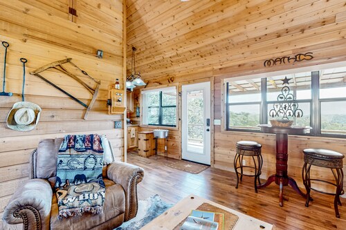 Amazing Hill country cabin with canyon views, furnished deck, grill, & AC