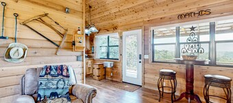 Amazing Hill country cabin with canyon views, furnished deck, grill, & AC