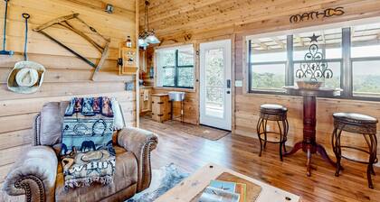 Amazing Hill country cabin with canyon views, furnished deck, grill, & AC