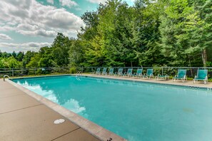 Pool - Scenic year-round retreat with amazing mountain views & tennis courts (Bartlett)