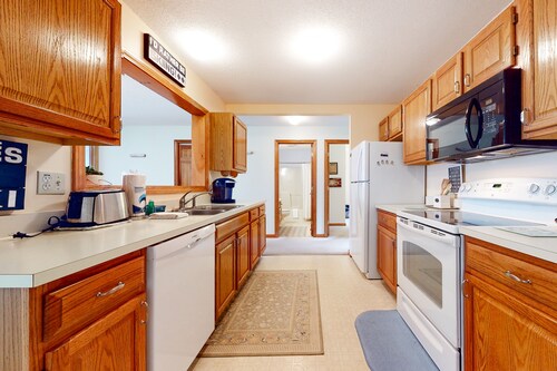 Scenic year-round retreat with amazing mountain views & tennis courts