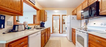 Scenic year-round retreat with amazing mountain views & tennis courts