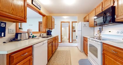 Scenic year-round retreat with amazing mountain views & tennis courts