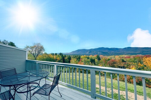 Scenic year-round retreat with amazing mountain views & tennis courts