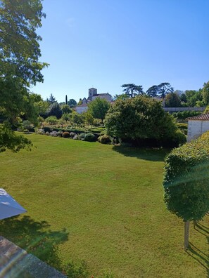 Property grounds - Beautiful Boathouse by the River (Bourg-Charente)