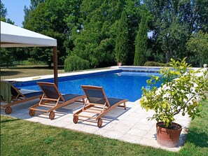 Outdoor pool - Beautiful Boathouse by the River (Bourg-Charente)