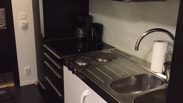 Apartment, 2 Twin Beds | Private kitchen | Fridge, microwave, stovetop, electric kettle