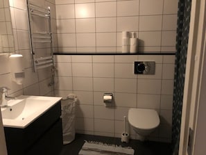 LÀgenhet - 2 enkelsÀngar | Badrum | Dusch och handdukar