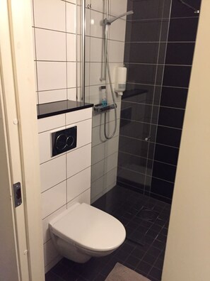 Lägenhet - 2 enkelsängar | Badrum | Dusch och handdukar