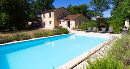 5-bed house with pool in Dordogne, walk to beach and restaurants