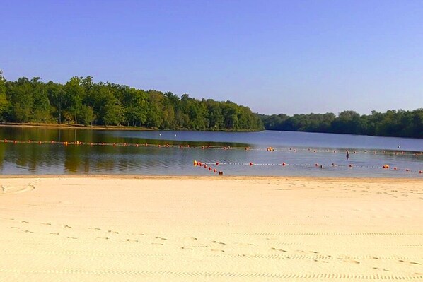 Vlak bij het strand, ligstoelen