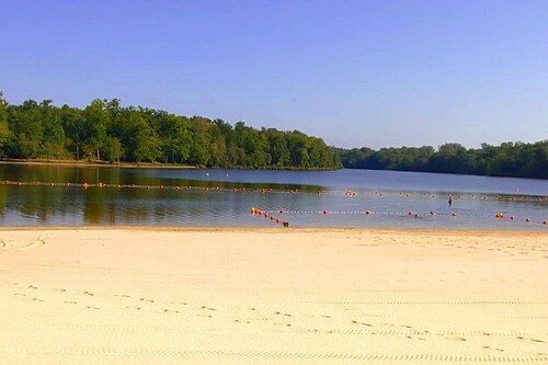 5-bed house with pool in Dordogne, walk to beach and restaurants