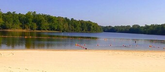 5-bed house with pool in Dordogne, walk to beach and restaurants