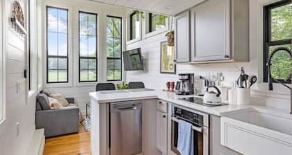 Haven Tiny House w/hot tub on river near Stowe