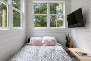 1 bedroom, WiFi, bed sheets - Riverside Tiny House with hot tub near Stowe (Johnson)