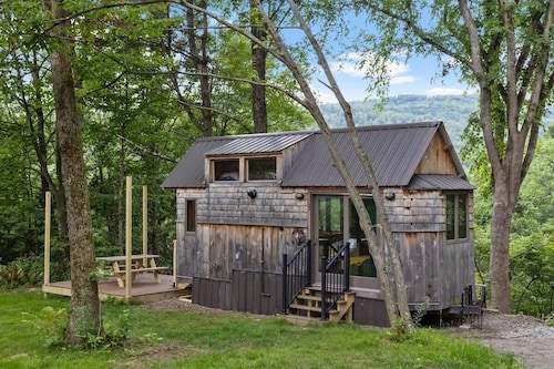 Eclectic Caboose Tiny Home w/ Treehouse Sauna, Hot Tub & Views Near Stowe