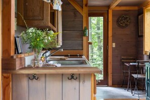 Kjøleskap, mikrobølgeovn, kokeplater og kaffetrakter/tekoker