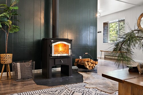 Alpine Nine - Modern, cozy cabin in the woods close to town