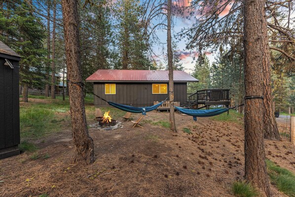 Property grounds - Alpine Nine - Modern, cozy cabin in the woods close to town (McCall)