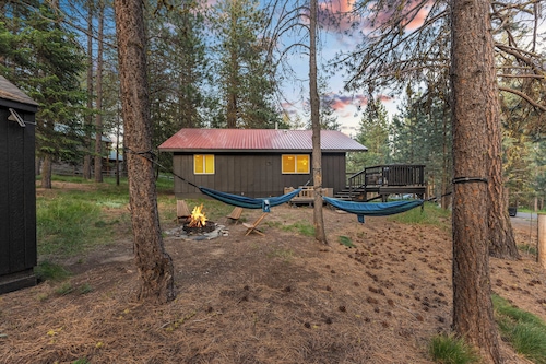 Alpine Nine - Modern, cozy cabin in the woods close to town