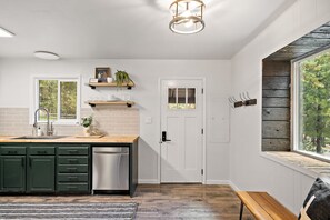 Fridge, microwave, oven, stovetop - Alpine Nine - Modern, cozy cabin in the woods close to town (McCall)