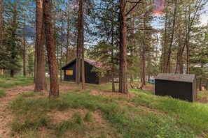 Property grounds - Alpine Nine - Modern, cozy cabin in the woods close to town (McCall)