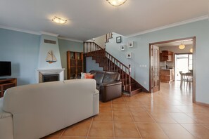 TV - Ocean Breeze Villa - Spacious and Sunny (Peniche)