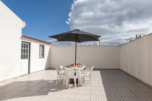 Outdoor dining - Ocean Breeze Villa - Spacious and Sunny (Peniche)