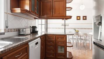 Jääkaappi, mikroaaltouuni, uuni, liesi