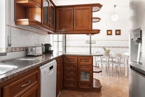 Fridge, microwave, oven, stovetop - Ocean Breeze Villa - Spacious and Sunny (Peniche)