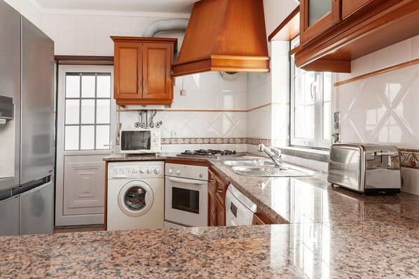 Frigorífico, microondas, horno y placa de cocina