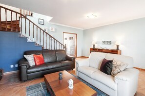 TV - Ocean Breeze Villa - Spacious and Sunny (Peniche)