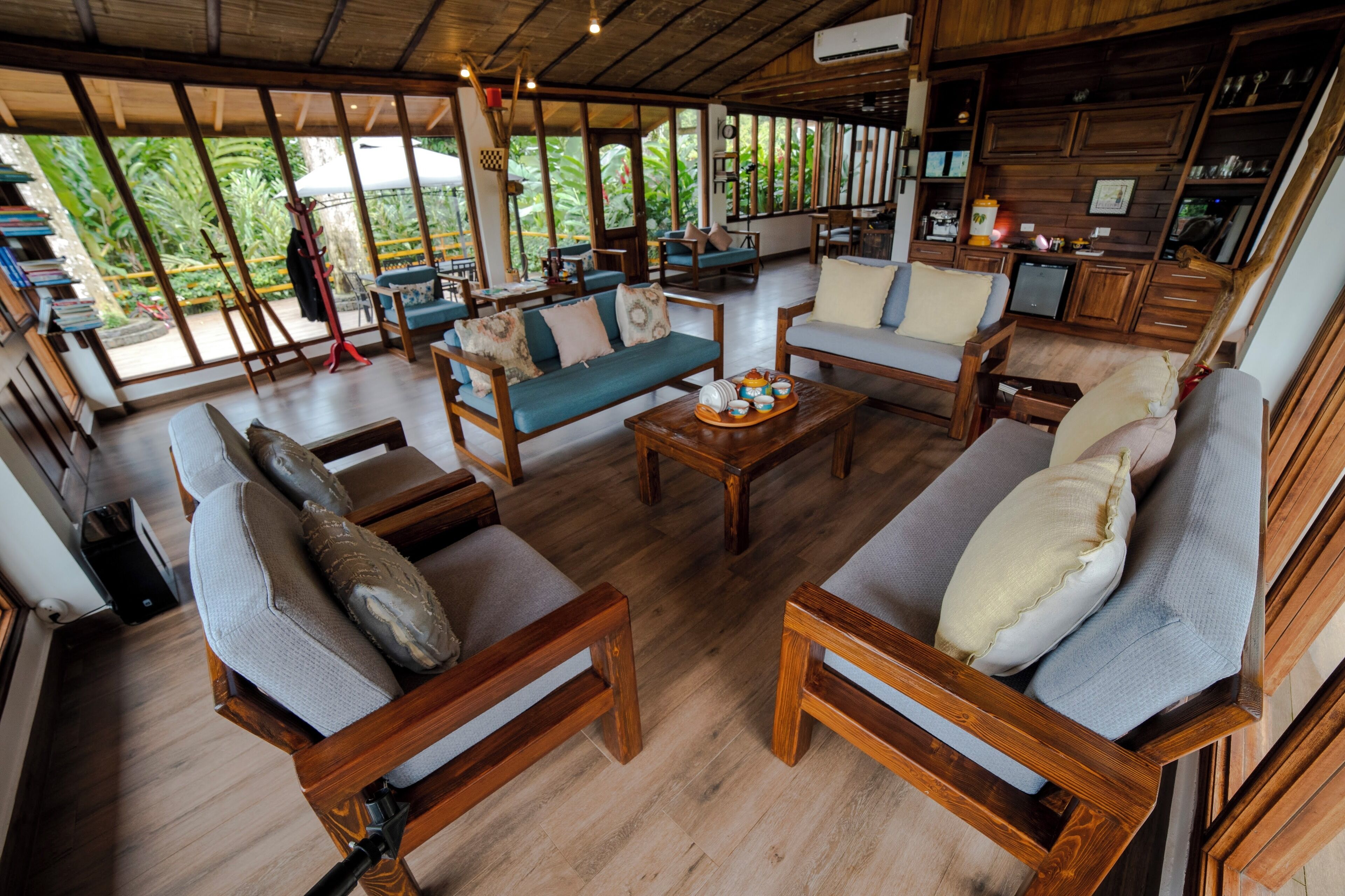 Bøker, stereoanlegg og printere