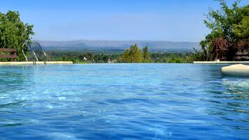 2 piscinas internas, piscina externa, guarda-sóis, espreguiçadeiras