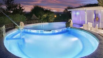 2 piscines couvertes, piscine extérieure, parasols de plage