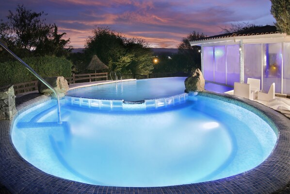2 piscines intérieures, piscine extérieure, parasols, chaises longues