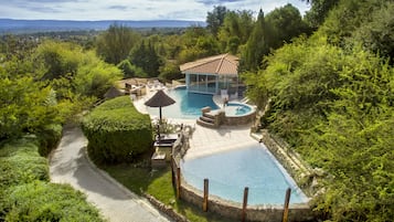 2 piscinas techadas, una piscina al aire libre, sombrillas