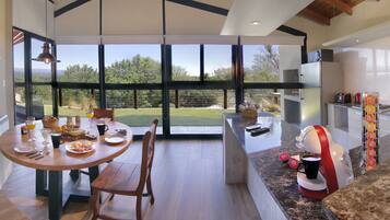 Appartement Deluxe | Cuisine privée | Grand réfrigérateur, micro-ondes, cafetiÚre/bouilloire