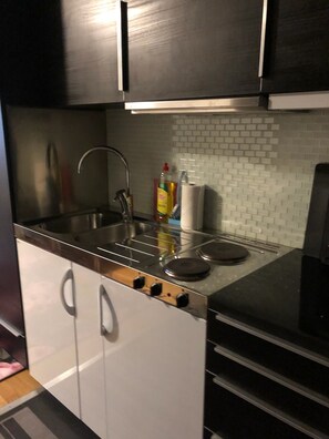 Departamento, 2 camas individuales | Cocina privada | Refrigerador, microondas, parrilla de estufa y tetera eléctrica 