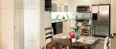 Kylskåp, mikrovågsugn, ugn och diskmaskin