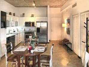 Kühlschrank, Mikrowelle, Ofen, Geschirrspüler