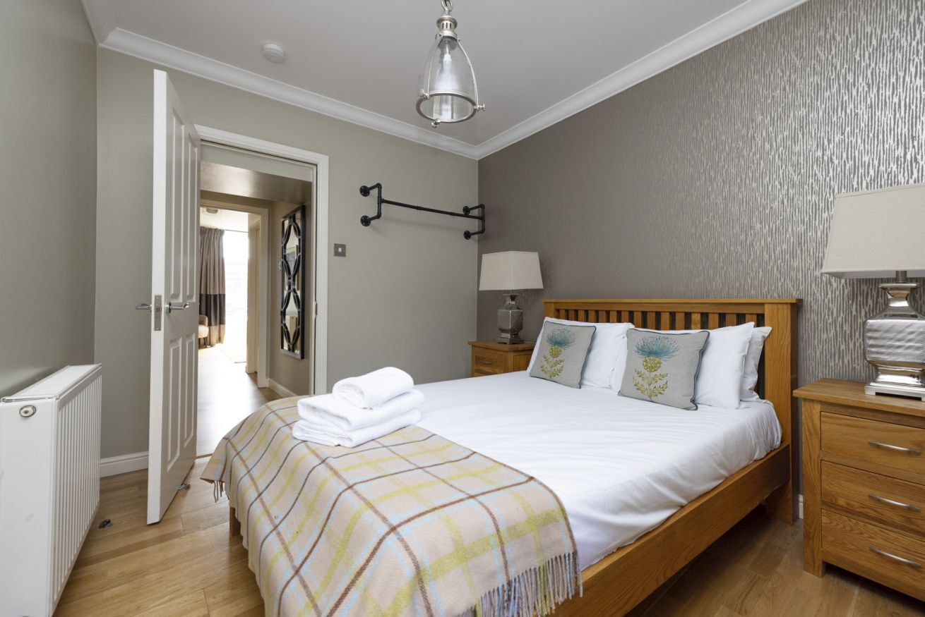 3 多间卧室、熨斗/熨衣板、WiFi、床单