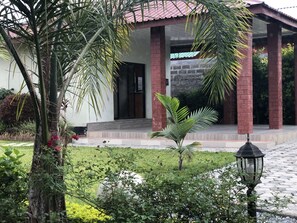 المنطقة المحيطة بالمنشأة