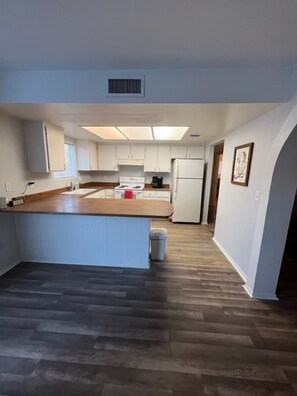 Kjøleskap, ovn, kokeplater og oppvaskmaskin