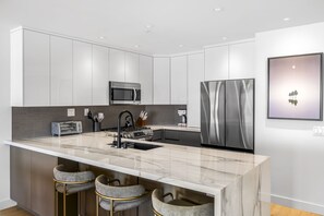 Kylskåp, mikrovågsugn, ugn och spishäll