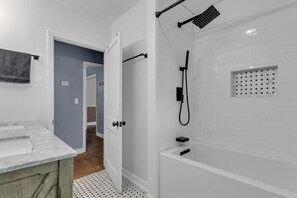 Combined shower/tub, hair dryer, towels, toilet paper - Cozy cottage on Creeper Trail -Fenced in backyard for dogs. Near Restaurants (Damascus)